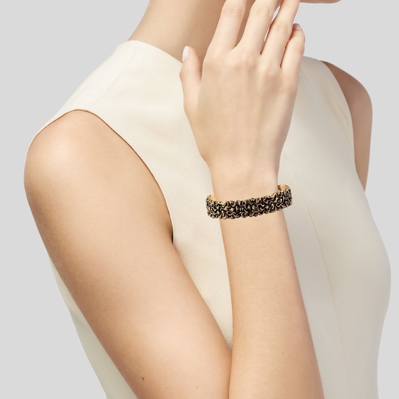 Gucci Lion Mane Cuff Bracelet In Aged Gold-tone With Crystal - Picture 13 of 13